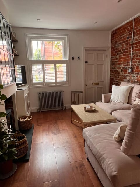 Two Bedroom House in the Heart of Winchester House in Winchester