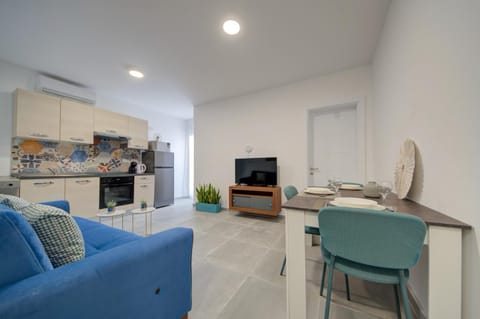 TV and multimedia, Kitchen or kitchenette, Living room, Seating area, Dining area, oven