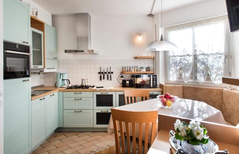 Kitchen or kitchenette, Living room