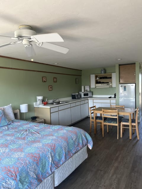 Kitchen or kitchenette, Dining area, Bedroom