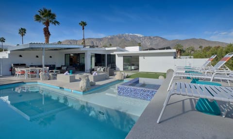 Navigate Stays Top Rated Luxury Villa w Pool House in Palm Springs