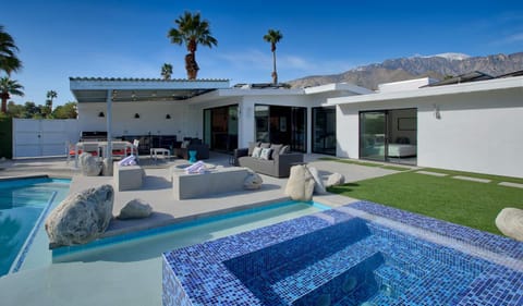 Navigate Stays Top Rated Luxury Villa w Pool House in Palm Springs