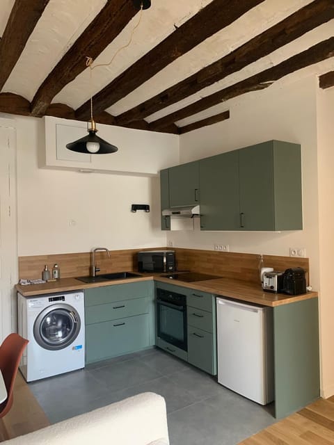 Kitchen or kitchenette, minibar, stove