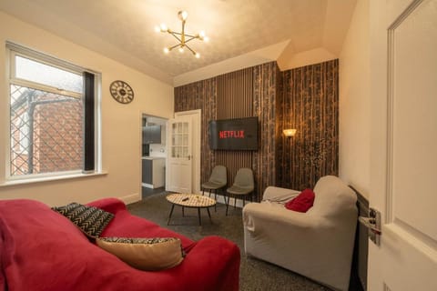 Communal lounge/ TV room, TV and multimedia, Living room, Seating area, Evening entertainment