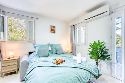 Bed, Photo of the whole room, Bedroom, towels