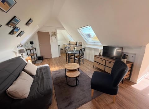 Kitchen or kitchenette, Living room, Seating area, Dining area