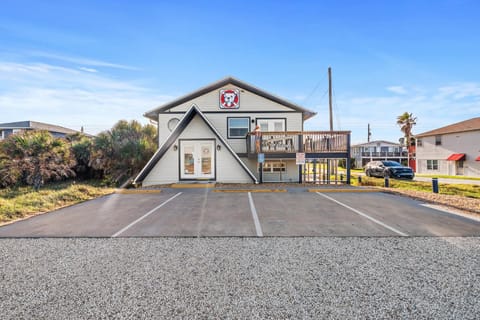 Property building, Neighbourhood, Street view, Location, Parking