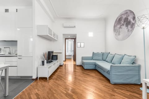 Bed, TV and multimedia, Living room, air conditioner