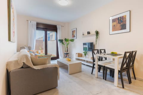 TV and multimedia, Living room, Seating area, Dining area