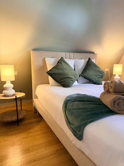 Bed, Photo of the whole room, Bedroom, towels