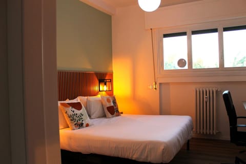 Bed, Photo of the whole room, Seating area, Bedroom, internet