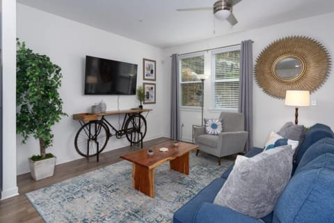 Family Escape with Garage, Pool and Park) House in Pelham