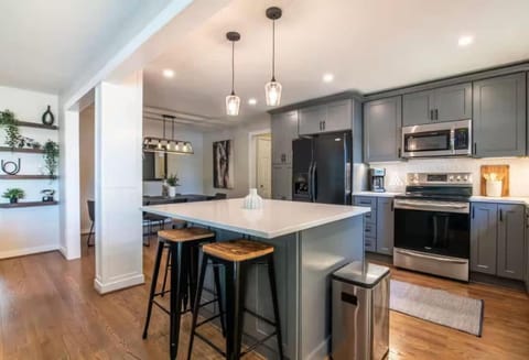 Family Retreat in Birmingham, 7BR 4BA House in Homewood