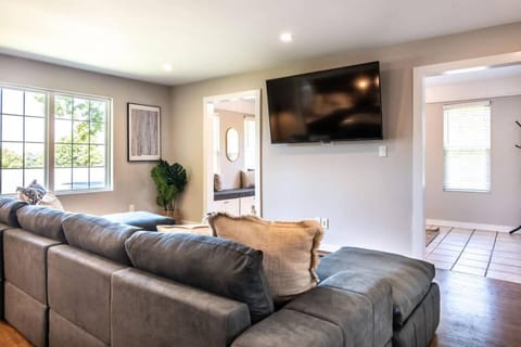 Family Retreat in Birmingham, 7BR 4BA House in Homewood