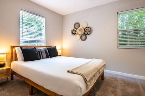 Family Retreat in Birmingham, 7BR 4BA House in Homewood