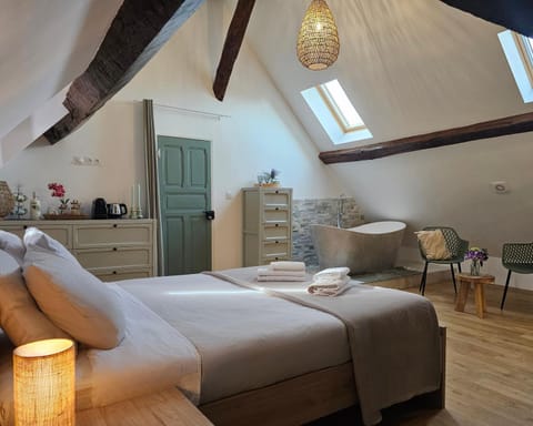 Bed, Coffee/tea facilities, Living room, Seating area, Bedroom, Bath, towels
