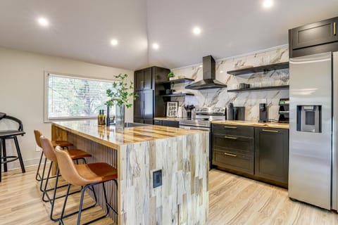 Decatur Gem Modern Kitchen, Deck and Fireplace! House in Candler-McAfee