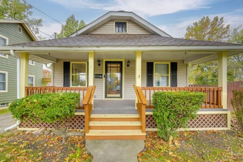 1 Mi to Akron Zoo Ranch-Style Home with Yard! House in Akron