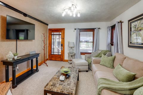 1 Mi to Akron Zoo Ranch-Style Home with Yard! House in Akron