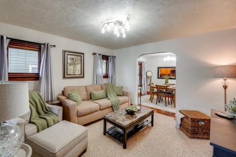 1 Mi to Akron Zoo Ranch-Style Home with Yard! House in Akron