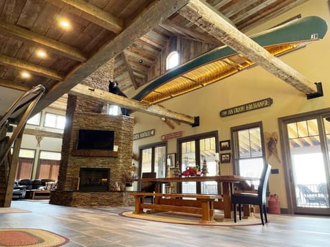 Dining area, fireplace