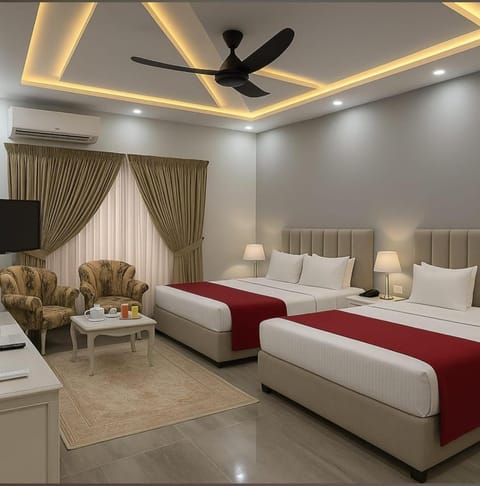 Bed, TV and multimedia, Living room, Photo of the whole room, Seating area, Bedroom, fireplace, air conditioner