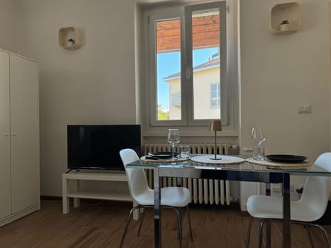 TV and multimedia, Seating area, Dining area