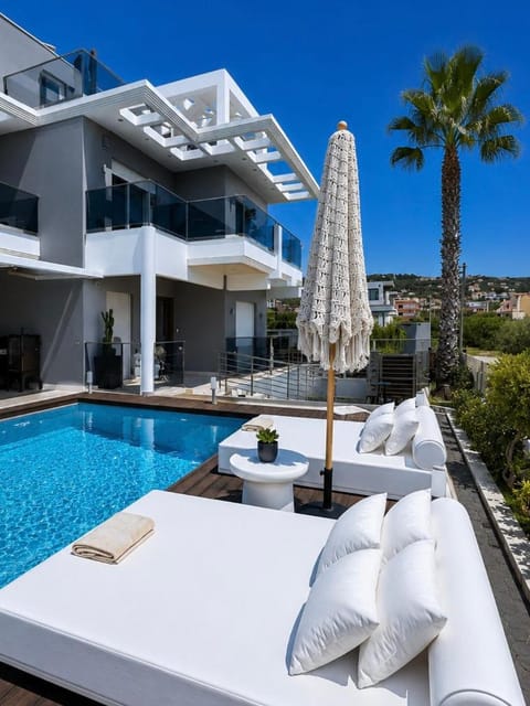 Property building, Swimming pool, sunbed