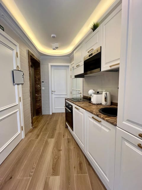 Coffee/tea facilities, Kitchen or kitchenette, oven