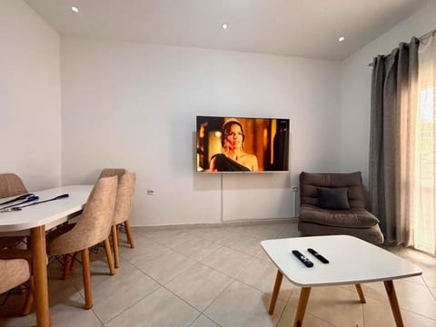 TV and multimedia, Living room, Seating area, Dining area