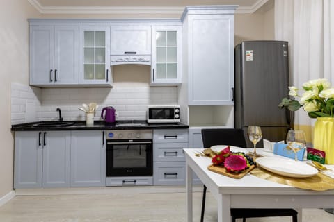 Coffee/tea facilities, Kitchen or kitchenette, Dining area, oven, stove