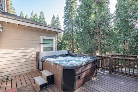 The Trailhead Hot Tub, Hikes & Night Skies House in Shaver Lake