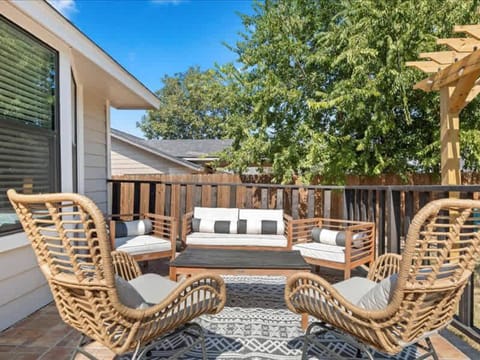 Poolside Paradise Game Room Fire Pit Hot Tub House in Round Rock