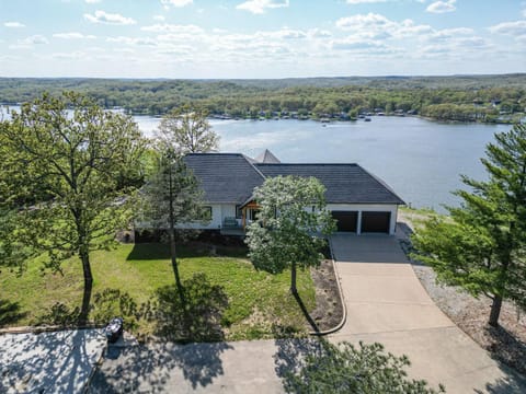 Property building, Day, Natural landscape, Bird's eye view, Lake view