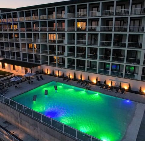 Property building, Swimming pool, Swimming pool, sunbed