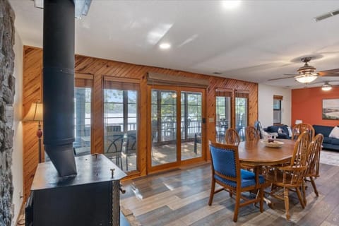 Living room, Seating area, Dining area, fireplace