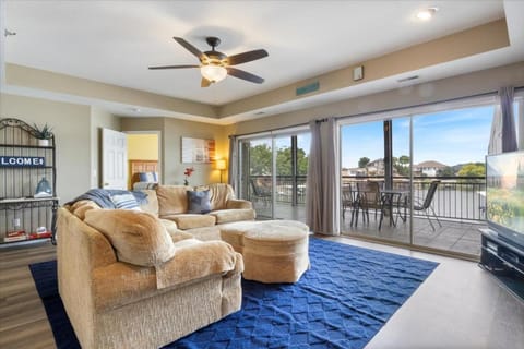 Day, Balcony/Terrace, Living room, Seating area, Dining area