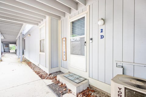 Property building, Facade/entrance, Day