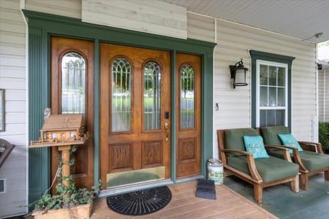 Facade/entrance, Day, Seating area