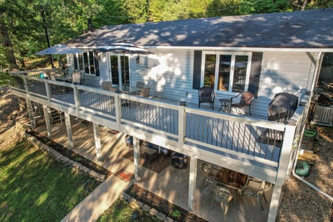 Property building, Facade/entrance, View (from property/room), Balcony/Terrace, Dining area