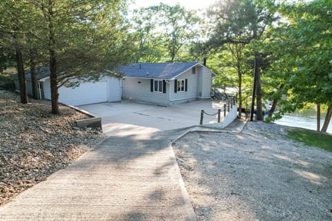 Property building, Facade/entrance, Day