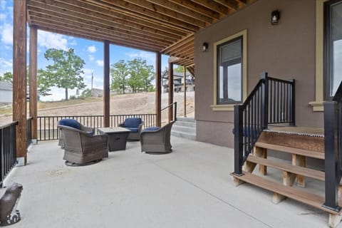 Property building, Facade/entrance, Balcony/Terrace, Seating area