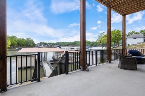 Facade/entrance, Day, Balcony/Terrace, Dining area