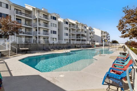Property building, Day, Swimming pool