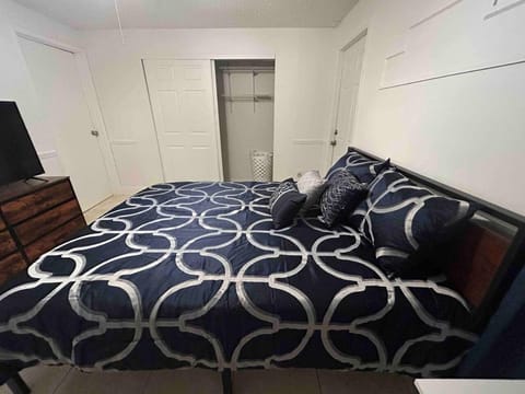 Master Bedroom w Pvt Bath in shared home House in Royal Palm Beach