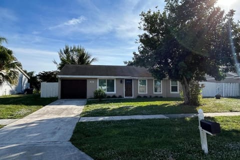 Master Bedroom w Pvt Bath in shared home House in Royal Palm Beach