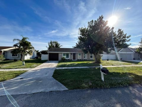 Master Bedroom w Pvt Bath in shared home House in Royal Palm Beach