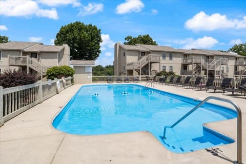 Property building, Day, Swimming pool, Swimming pool, sunbed
