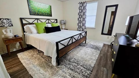 5 Minutes to VSU- Sleeps 5 King Bed 2 baths Apartment in Valdosta