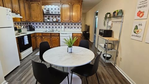 5 Minutes to VSU- Sleeps 5 King Bed 2 baths Apartment in Valdosta